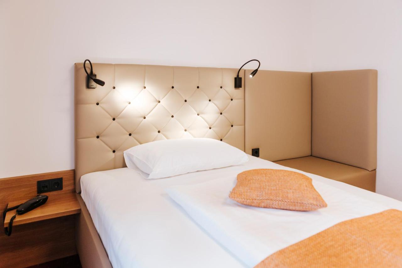 Hotel Der Stockinger ウンタープレムシュテッテン エクステリア 写真